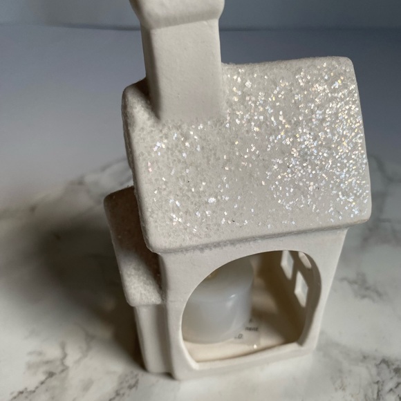 Ceramic house with white glitter. Gives the illusion of snow on the roof top . - Picture 7 of 8